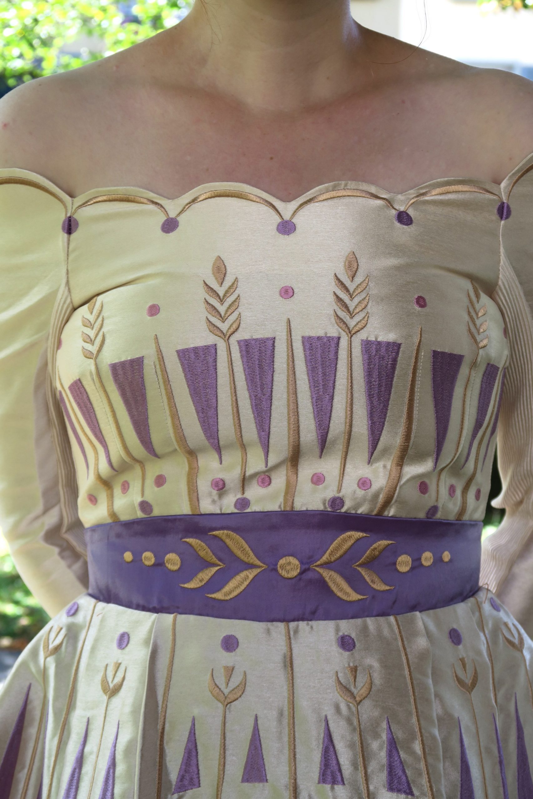 Detail waistband and bodice