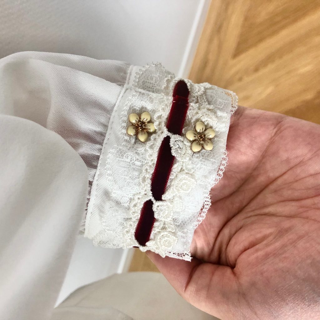 Detail Cuff with velvet ribbon, lace and flower buttons