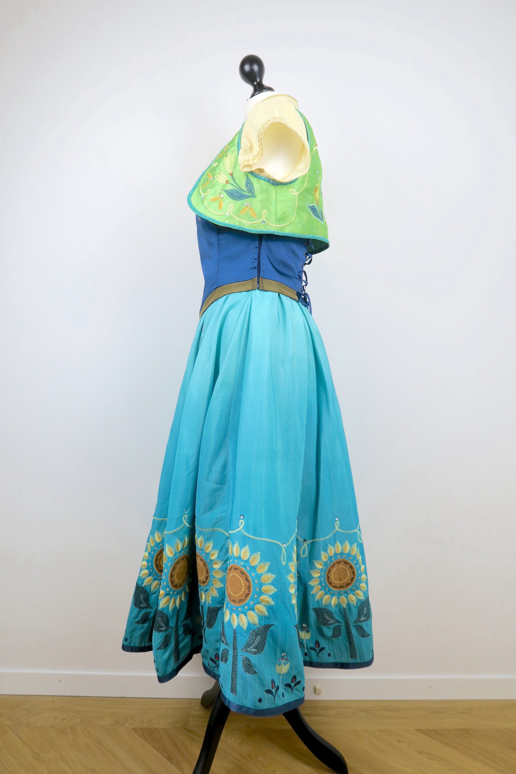 Anna Frozen Fever Cosplay Side